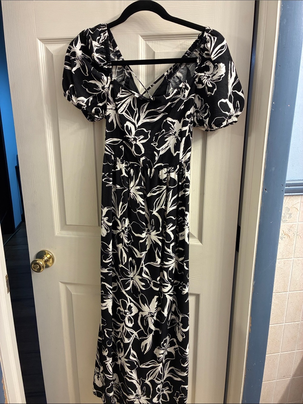 Express Black and White Floral Puff Sleeve Maxi Dress